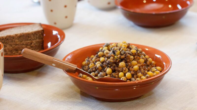 Ką šiandien galvotumėte, jei pusryčiams gautumėte garuojančios sriubos su kruopomis ir gabalu mėsos? O jei pietus tektų valgyti tylint, iš bendro dubens, dalinantis šaukštu su visa šeima?