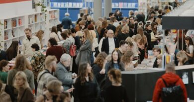 „Nemuno aušros“ atstovui Ignotui Adomavičiui tapus kultūros ministru, Vilniaus knygų mugė atsisako prezidento Gitano Nausėdos globos ir prašo premjerės Ingos Ruginienės bei naujojo ministerijos vadovo artimiausios mugės metu nesakyti sveikinimo kalbų.