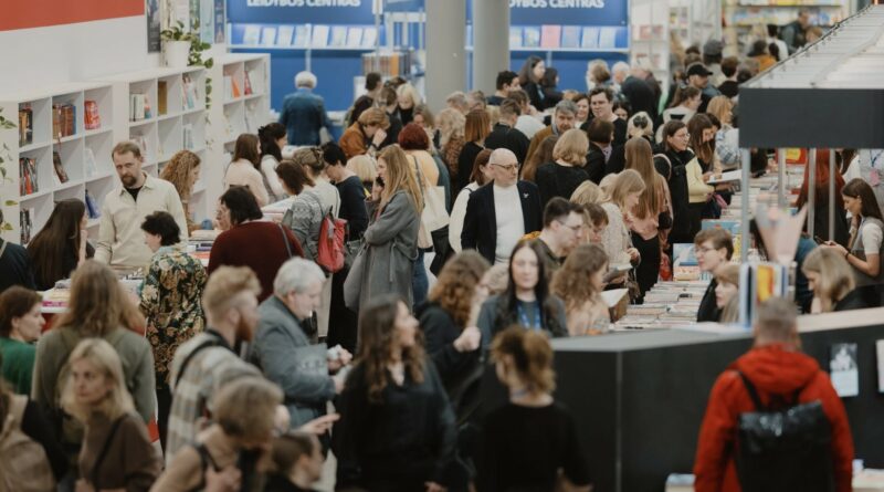 „Nemuno aušros“ atstovui Ignotui Adomavičiui tapus kultūros ministru, Vilniaus knygų mugė atsisako prezidento Gitano Nausėdos globos ir prašo premjerės Ingos Ruginienės bei naujojo ministerijos vadovo artimiausios mugės metu nesakyti sveikinimo kalbų.