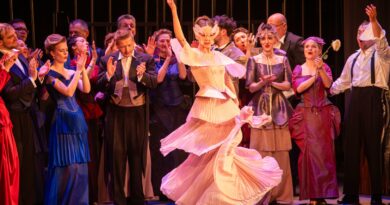 Panevėžio muzikinis teatras pristato sezono premjerą – Johano Štrauso operetę „Šikšnosparnis“. Šiam pastatymui įspūdingus kostiumus sukūrė panevėžietė drabužių dizainerė Marija Petraitytė.