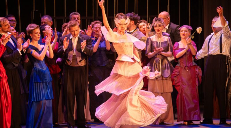 Panevėžio muzikinis teatras pristato sezono premjerą – Johano Štrauso operetę „Šikšnosparnis“. Šiam pastatymui įspūdingus kostiumus sukūrė panevėžietė drabužių dizainerė Marija Petraitytė.