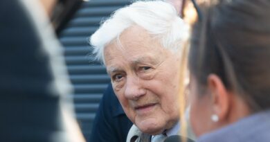 Buvęs Lietuvos prezidentas Valdas Adamkus ketvirtadienio vakarą į Vilniaus Santaros klinikas buvo paguldytas įtarus infekciją.