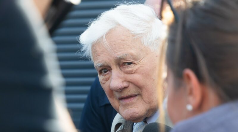 Buvęs Lietuvos prezidentas Valdas Adamkus ketvirtadienio vakarą į Vilniaus Santaros klinikas buvo paguldytas įtarus infekciją.