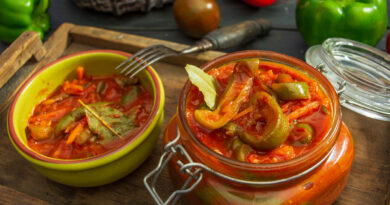 Šiltas rugsėjis – idealus metas apsirūpinti šio kadaise deficitiniu buvusio pomidorų ir paprikų troškinio atsargomis.