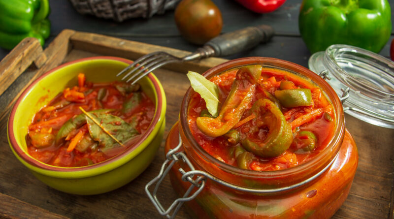 Šiltas rugsėjis – idealus metas apsirūpinti šio kadaise deficitiniu buvusio pomidorų ir paprikų troškinio atsargomis.