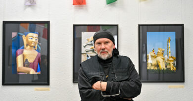 „Čia ne menas. Čia kelionių fotografija, dokumentika budizmo tematika. Gal viena kita fotografija ir gali būti panaši į meninę, bet meninė fotografija iš viso keista sąvoka“, – sako poetas, fotografas Alis Balbierius, pristatydamas Panevėžio fotografijos galerijoje parodą „Prisilietimas prie budizmo“.