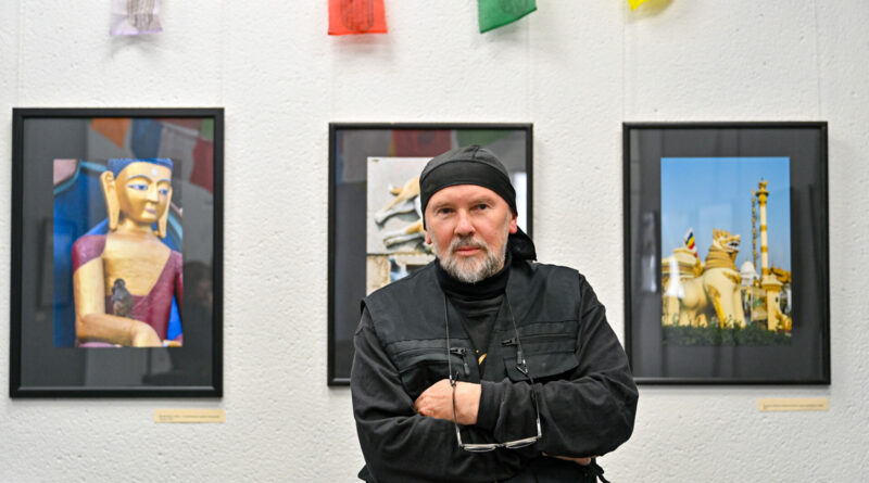 „Čia ne menas. Čia kelionių fotografija, dokumentika budizmo tematika. Gal viena kita fotografija ir gali būti panaši į meninę, bet meninė fotografija iš viso keista sąvoka“, – sako poetas, fotografas Alis Balbierius, pristatydamas Panevėžio fotografijos galerijoje parodą „Prisilietimas prie budizmo“.