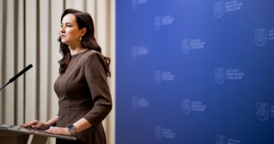 „Nemuno aušros“ pirmininkas Remigijus Žemaitaitis daug šneka, bet sprendimus priima Vyriausybė, sako premjerė Inga Ruginienė, paklausta, kodėl suskubo atsisveikinti su krašto apsaugos ministre Dovile Šakaliene, o ne su į skandalus nuolat įsiveliančiu „aušriečių“ lyderiu.