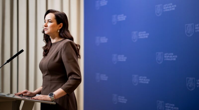 „Nemuno aušros“ pirmininkas Remigijus Žemaitaitis daug šneka, bet sprendimus priima Vyriausybė, sako premjerė Inga Ruginienė, paklausta, kodėl suskubo atsisveikinti su krašto apsaugos ministre Dovile Šakaliene, o ne su į skandalus nuolat įsiveliančiu „aušriečių“ lyderiu.