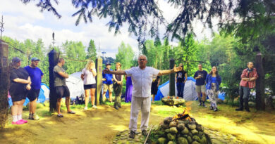 Senovės lietuviai dangų skaitė tarsi atvirą knygą, laikė patikimiausiu kalendoriumi – jame ieškojo atsakymų, gairių ir ženklų kasdieniams darbams bei viso gyvenimo keliui. Saulės, Mėnulio ir žvaigždžių judėjimas protėviams buvo ne mokslo objektas, o gyvas patirties žinynas, padedantis suprasti, kada sėti javus, kada kasti bulves, kokių orų laukti ar kokių sprendimų imtis.