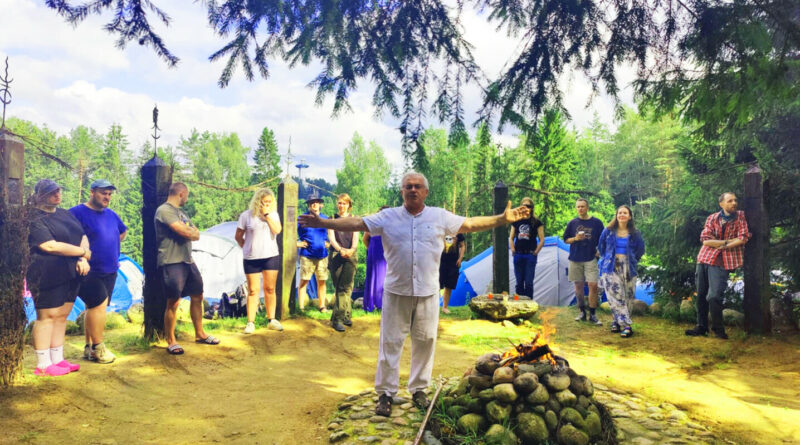 Senovės lietuviai dangų skaitė tarsi atvirą knygą, laikė patikimiausiu kalendoriumi – jame ieškojo atsakymų, gairių ir ženklų kasdieniams darbams bei viso gyvenimo keliui. Saulės, Mėnulio ir žvaigždžių judėjimas protėviams buvo ne mokslo objektas, o gyvas patirties žinynas, padedantis suprasti, kada sėti javus, kada kasti bulves, kokių orų laukti ar kokių sprendimų imtis.