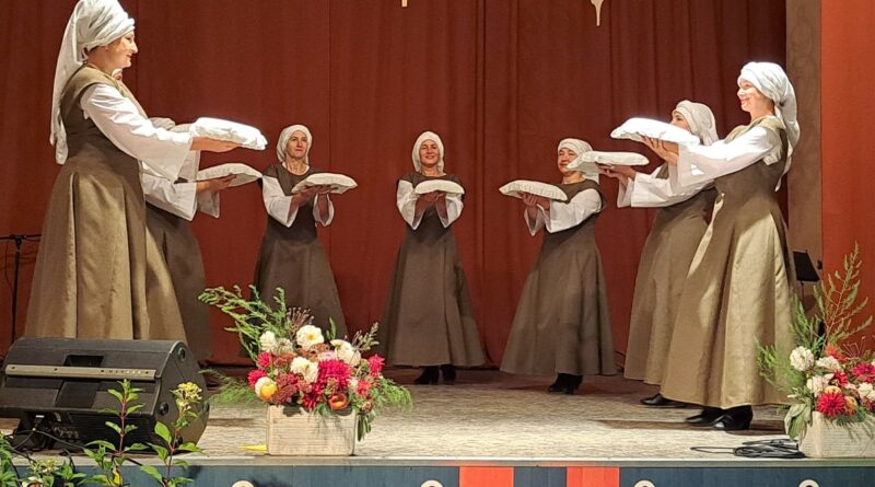 Kai ruduo nudažo laukus bei sodus ir ore pasklinda obuolių aromatas, Panevėžio rajone esantys Geležiai tampa šių vaisių sostine.