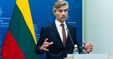 JAV prezidentui Donaldui Trumpui ketinant Budapešte susitikti su rusijos lyderiu Vladimiru Putinu, užsienio reikalų ministras Kęstutis Budrys tikina, kad Europoje nėra vietos karo nusikaltėliams.