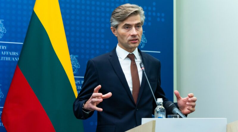 JAV prezidentui Donaldui Trumpui ketinant Budapešte susitikti su rusijos lyderiu Vladimiru Putinu, užsienio reikalų ministras Kęstutis Budrys tikina, kad Europoje nėra vietos karo nusikaltėliams.