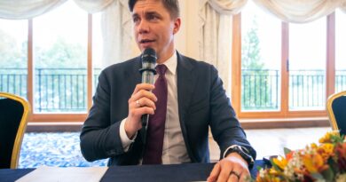 Lietuvos socialdemokratų partijos (LSDP) tarybai nutarus perimti Kultūros ministeriją, politinės jėgos lyderis Mindaugas Sinkevičius tikina, kad kol kas nediskutavo, kaip tokius žingsnius įvertins „Nemuno aušra“.