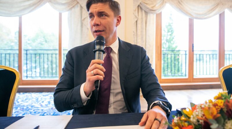 Lietuvos socialdemokratų partijos (LSDP) tarybai nutarus perimti Kultūros ministeriją, politinės jėgos lyderis Mindaugas Sinkevičius tikina, kad kol kas nediskutavo, kaip tokius žingsnius įvertins „Nemuno aušra“.