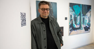 Namai paprastai asocijuojasi su ramybe, jaukumu, vieta, kur pasaulis nekelia grėsmės. Tačiau panevėžiečio tapytojo Ramūno Grikevičiaus naujausi darbai kalba apie kitokius namus – pasaulį, praradusį tvarką ir prasmę.