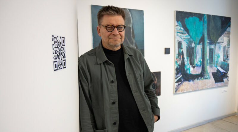 Namai paprastai asocijuojasi su ramybe, jaukumu, vieta, kur pasaulis nekelia grėsmės. Tačiau panevėžiečio tapytojo Ramūno Grikevičiaus naujausi darbai kalba apie kitokius namus – pasaulį, praradusį tvarką ir prasmę.