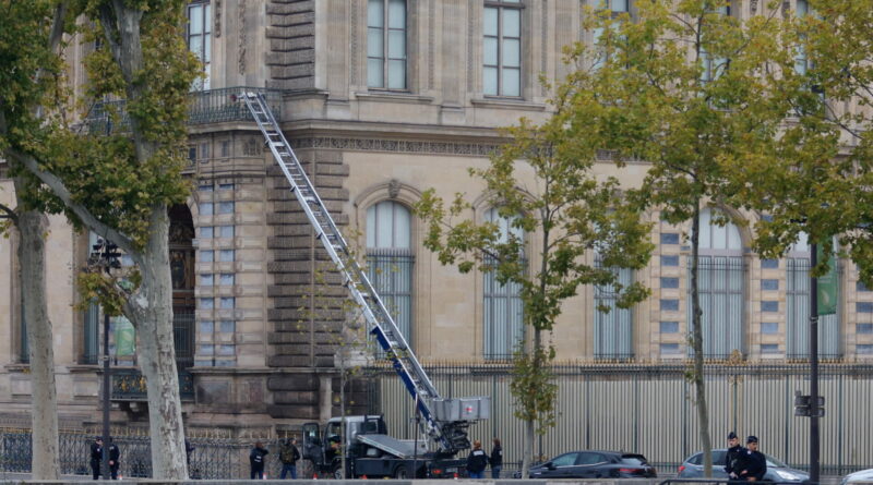 Įsilaužėliai, su savimi turėję elektrinius įrankius, sekmadienį ištraukiamomis kopėčiomis užlipo į vieną viršutinių Luvro muziejaus aukštų ir pagrobė neįkainojamus juvelyrinius dirbinius – šiam įžūliam apiplėšimui šviesiu paros metu užteko vos septynių minučių, pranešė šaltiniai ir pareigūnai.