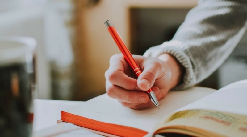 Anksčiau mokyklose per rašymo pamokas mokiniai valandų valandas mokydavosi taisyklingai vedžioti raides sąsiuviniuose, o netinkamas raidžių pasvirimas galėjo „užtarnauti“ pastabą pažymių knygelėje.