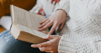 Šiandien, kai mūsų protas yra nuolat perkrautas ekranais, o laikas tarsi slysta tarp pirštų, knygos išlieka tykiu ramybės prieglobsčiu.