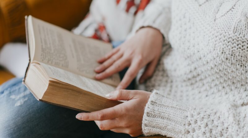 Šiandien, kai mūsų protas yra nuolat perkrautas ekranais, o laikas tarsi slysta tarp pirštų, knygos išlieka tykiu ramybės prieglobsčiu.