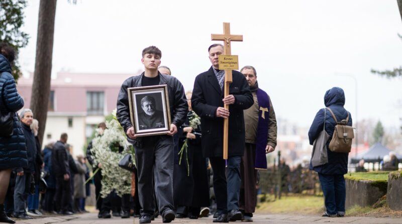 Sekmadienį Antakalnio kapinių Menininkų kalnelyje palaidotas kino ir teatro aktorius, režisierius bei muzikantas Kostas Smoriginas.