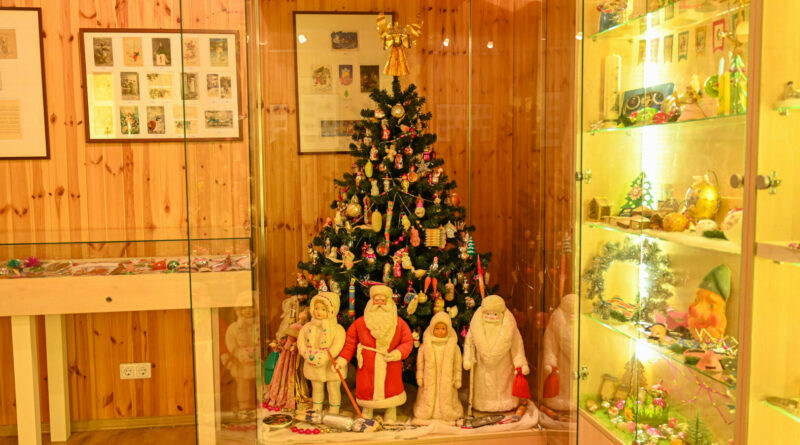 Kalėdinė eglutė Lietuvoje šiais laikais įžiebiama gerokai anksčiau, nei prasideda advento laukimas, o šventinė puošyba tapo neatsiejama žiemos sezono dalimi.