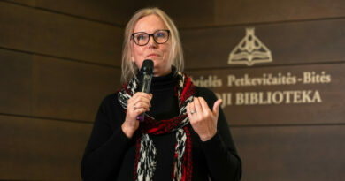 Į pilnutėlę Gabrielės Petkevičaitės-Bitės bibliotekos salę žengusi režisierė Janina Lapinskaitė trumpam sustingo – ją nuoširdžiai nustebino į susitikimą su dokumentinio kino kūrėja susirinkusi minia.