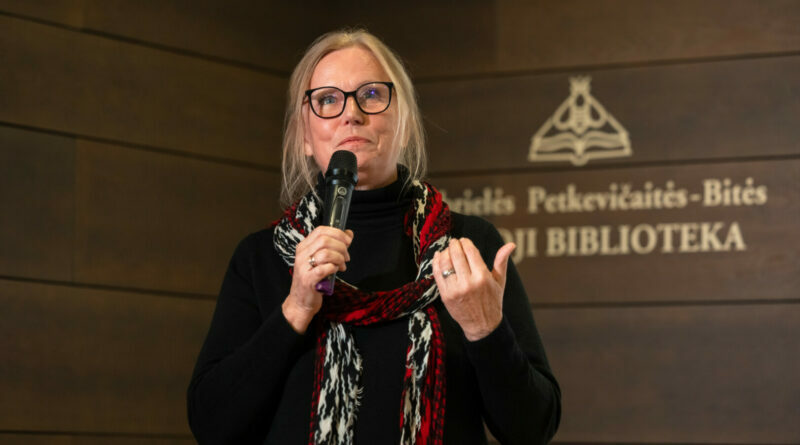 Į pilnutėlę Gabrielės Petkevičaitės-Bitės bibliotekos salę žengusi režisierė Janina Lapinskaitė trumpam sustingo – ją nuoširdžiai nustebino į susitikimą su dokumentinio kino kūrėja susirinkusi minia.