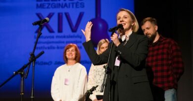 Žinoma dainų autorė ir atlikėja Ieva Narkutė išbandė naują vaidmenį – Panevėžio apskrities Gabrielės Petkevičaitės-Bitės viešojoje bibliotekoje vykusio tradicinio Lietuvos moksleivių ir jaunimo dainuojamosios poezijos festivalio-konkurso „Mano senas drauge“ vertinimo komisijos pirmininkės.