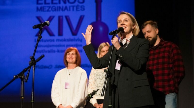 Žinoma dainų autorė ir atlikėja Ieva Narkutė išbandė naują vaidmenį – Panevėžio apskrities Gabrielės Petkevičaitės-Bitės viešojoje bibliotekoje vykusio tradicinio Lietuvos moksleivių ir jaunimo dainuojamosios poezijos festivalio-konkurso „Mano senas drauge“ vertinimo komisijos pirmininkės.