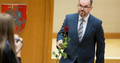 Pirmadienį prezidentui Gitanui Nausėdai susitinkant su kandidatu į krašto apsaugos ministrus Robertu Kaunu, į Simono Daukanto aikštę susirinkę kelios dešimtys protestuotojų ragina šalies vadovą neskirti socialdemokrato į šias pareigas.