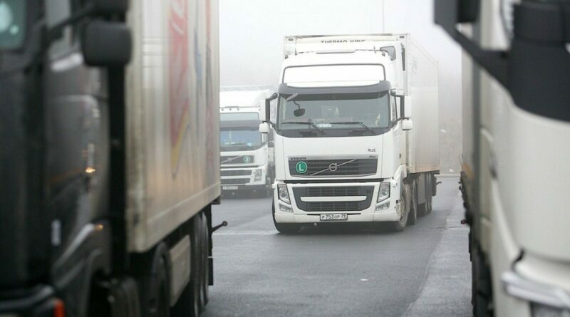 Baltarusijoje užstrigusių Lietuvos vilkikų situacija per savaitgalį nepasikeitė, teigia Lietuvos nacionalinės vežėjų automobiliais asociacijos „Linava“ prezidentas Erlandas Mikėnas.