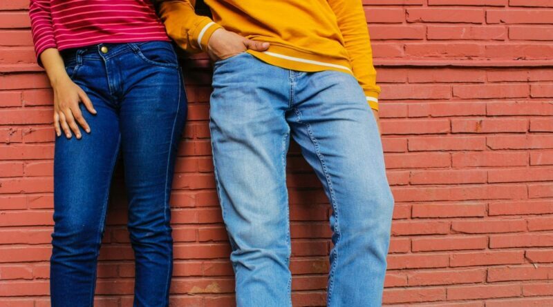 Kiekvienas, kas bent kartą bandė įsidėti telefoną į moteriškus džinsus, pažįsta tą jausmą: išmanusis telefonas atkakliai kyšo lauk, lyg bandytų pabėgti.