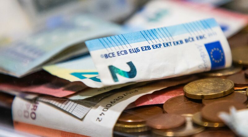 Ketvirtadienį Vyriausioji rinkimų komisija (VRK) politinėms partijoms paskirstė 2025 m. antrojo pusmečio valstybės dotacijas.