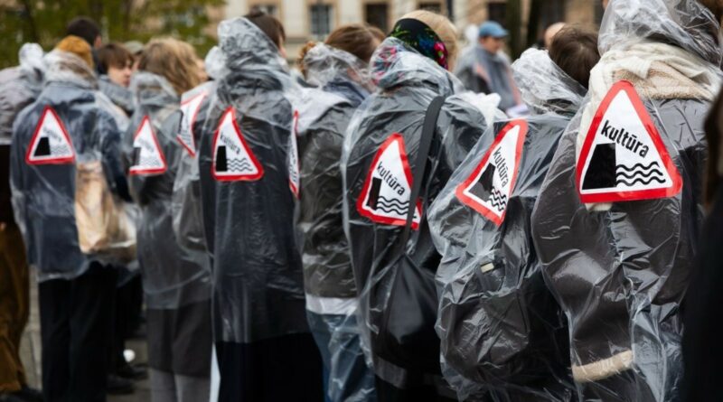Valdantiesiems atsižvelgus į kultūros bendruomenės reikalavimą nepatikėti Kultūros ministerijos „Nemuno aušrai“, nebeaišku, kodėl kultūrininkai toliau protestuoja, sako Lietuvos valstiečių ir žaliųjų sąjungos (LVŽS) lyderis Aurelijus Veryga.