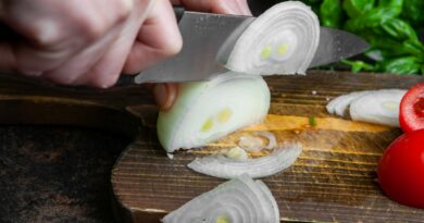 Svogūno pjaustymas bet kuriam patiekalui gali tapti nemenku iššūkiu.