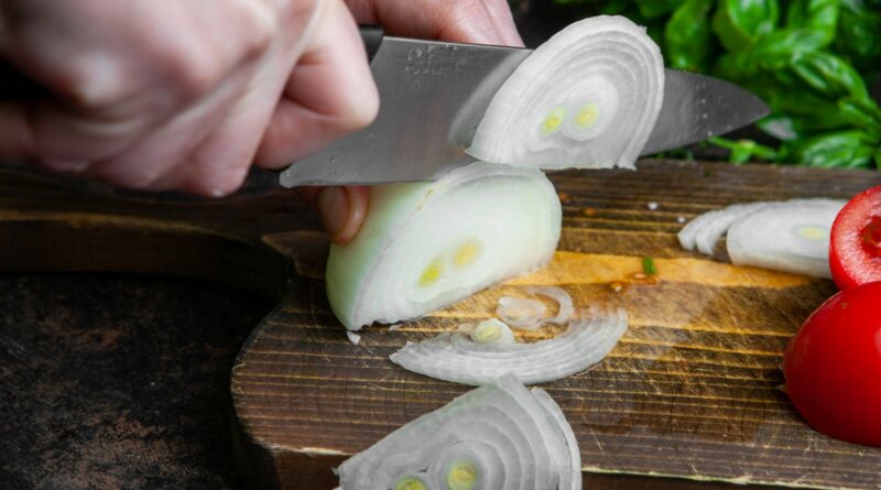 Svogūno pjaustymas bet kuriam patiekalui gali tapti nemenku iššūkiu.