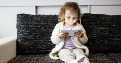 Ar ir jums vaikystėje sakydavo, kad negalima sėdėti per arti televizoriaus?