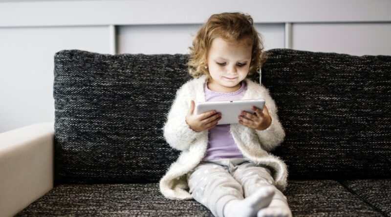 Ar ir jums vaikystėje sakydavo, kad negalima sėdėti per arti televizoriaus?