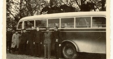 Panevėžio krašto atmintis glūdi ne tik archyvuose ar užfiksuota senose fotografijose – ji alsuoja medinėse skulptūrėlėse, nusitrynusiose verpstėse ir senolių rankas menančiuose įrankiuose.