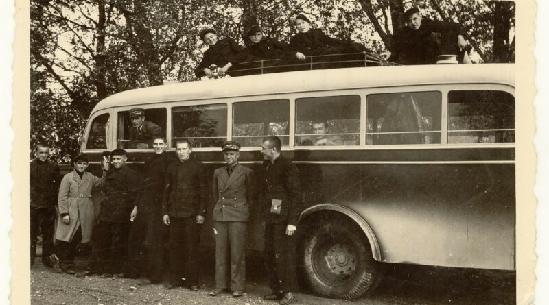 Panevėžio krašto atmintis glūdi ne tik archyvuose ar užfiksuota senose fotografijose – ji alsuoja medinėse skulptūrėlėse, nusitrynusiose verpstėse ir senolių rankas menančiuose įrankiuose.