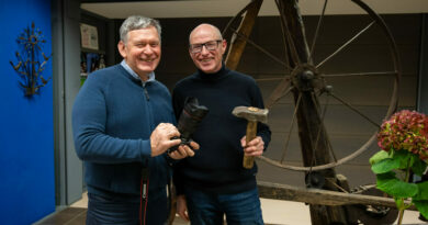 Vienintelis Panevėžio regione kryždirbys, svarbiausio tautodailininkų apdovanojimo „Aukso vainiko“ laimėtojas kalvis Saulius Kronis savo pagamintų kryžių-saulučių kolekcijos dalį pristato Panevėžio apskrities Gabrielės Petkevičaitės-Bitės viešojoje bibliotekoje. Čia veikia bendra jo ir fotografo Gintaro Lukoševičiaus paroda „Sauliaus saulutės“.