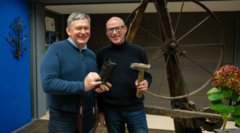 Vienintelis Panevėžio regione kryždirbys, svarbiausio tautodailininkų apdovanojimo „Aukso vainiko“ laimėtojas kalvis Saulius Kronis savo pagamintų kryžių-saulučių kolekcijos dalį pristato Panevėžio apskrities Gabrielės Petkevičaitės-Bitės viešojoje bibliotekoje. Čia veikia bendra jo ir fotografo Gintaro Lukoševičiaus paroda „Sauliaus saulutės“.