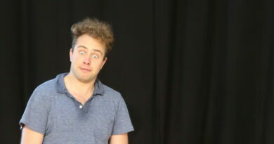 Kai kalbama apie teatrą, dažniausiai mintyse iškyla rimta, susikaupusi atmosfera – aktoriai gilina emocijas, kapstosi po vidines būsenas, siekia tobulo atlikimo.