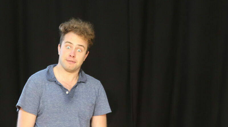 Kai kalbama apie teatrą, dažniausiai mintyse iškyla rimta, susikaupusi atmosfera – aktoriai gilina emocijas, kapstosi po vidines būsenas, siekia tobulo atlikimo.