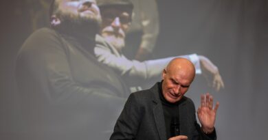 Ilgamečio Juozo Miltinio dramos teatro aktoriaus, režisieriaus Albino Kėlerio kūrybos vakaras Panevėžio apskrities Gabrielės Petkevičaitės-Bitės viešojoje bibliotekoje planuotas kelis mėnesius, tačiau tapo ir maloniu atsitiktinumu – proga padėkoti ir pasveikinti menininką gavus Lietuvos nacionalinę kultūros ir meno premiją.