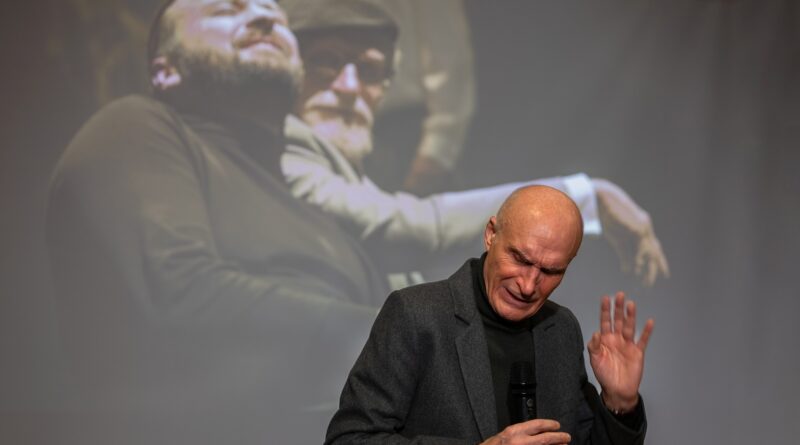 Ilgamečio Juozo Miltinio dramos teatro aktoriaus, režisieriaus Albino Kėlerio kūrybos vakaras Panevėžio apskrities Gabrielės Petkevičaitės-Bitės viešojoje bibliotekoje planuotas kelis mėnesius, tačiau tapo ir maloniu atsitiktinumu – proga padėkoti ir pasveikinti menininką gavus Lietuvos nacionalinę kultūros ir meno premiją.