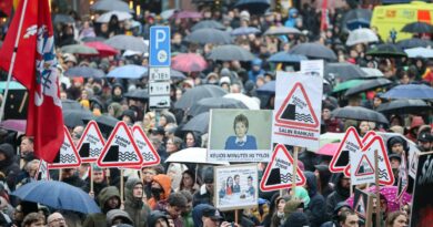 Valdantiesiems siekiant priimti Lietuvos nacionalinio radijo ir televizijos (LRT) vadovo atleidimą lengvinančias pataisas, žurnalistų bendruomenė ir Kultūros asamblėja kitą savaitę rengs tris dienas truksiantį protestą prie Seimo.